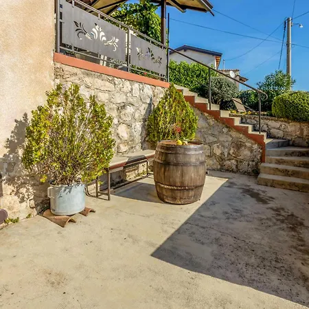 Vakantiehuis 1 Bedroom Cozy In Mošćenička Draga